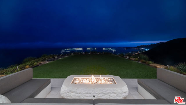 5012 Carbon Beach Terrace, Malibu CA: https://media.crmls.org/mediaz/1790048b-758f-4dc4-b9de-4b589bb7f924.jpg