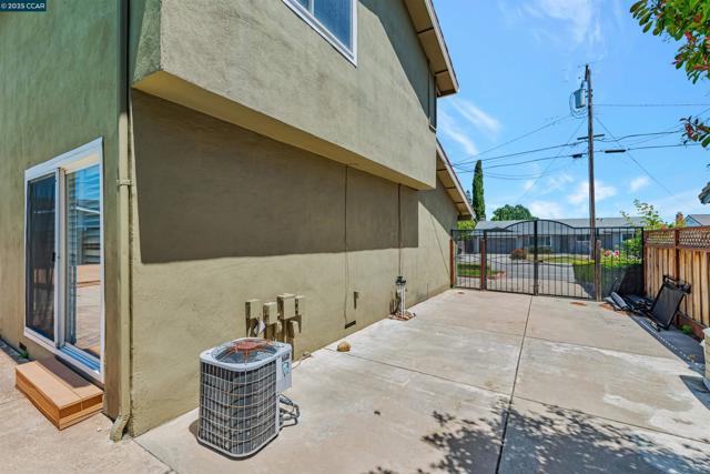 9597 Davona Dr, San Ramon CA: https://media.crmls.org/mediaz/17905535-2f0a-4e6b-b000-85fd266f1f11.jpg