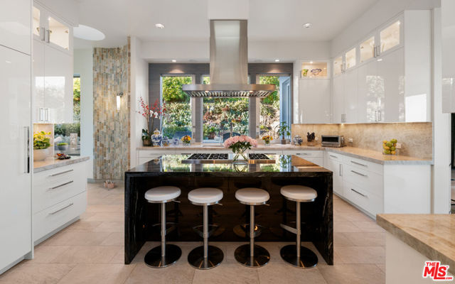 9353 Nightingale Drive, Los Angeles CA: https://media.crmls.org/mediaz/179288b6-f664-4111-baa6-e5f0ad79faf9.jpg