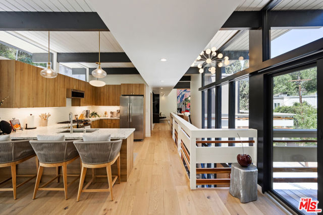 3905 Pacheco Drive, Sherman Oaks CA: https://media.crmls.org/mediaz/17930980-6d0e-4efe-a069-c2559adccf79.jpg