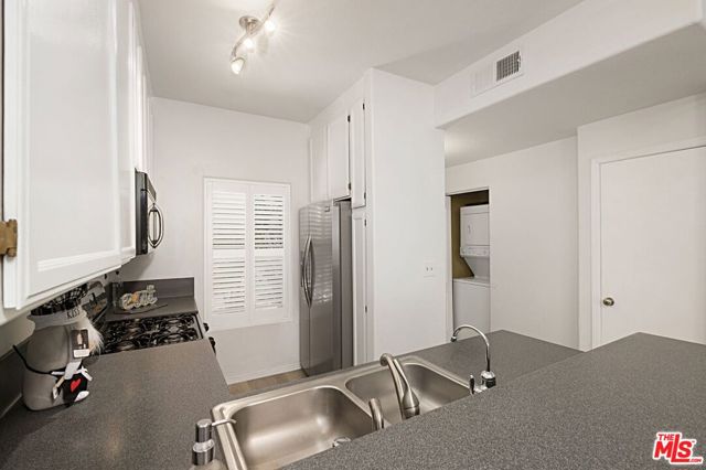 15115 Burbank Boulevard, 2 photo 8