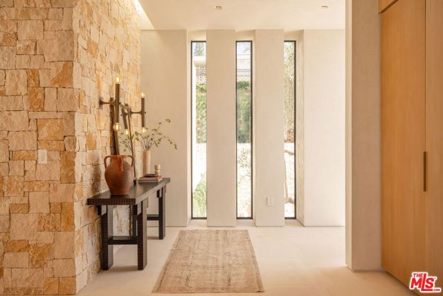 1039 Wallace, Beverly Hills CA: https://media.crmls.org/mediaz/179564d0-812b-469a-8eaa-0603a30250cf.jpg
