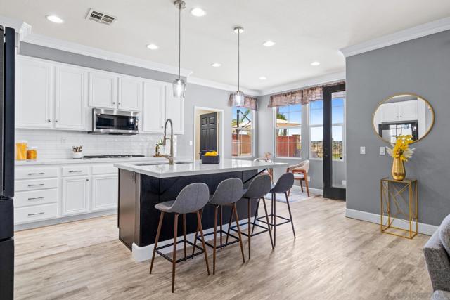 366 Plaza Paraiso, Chula Vista CA: https://media.crmls.org/mediaz/1795694f-d48c-4dbd-aebf-3aba1e8d6d88.jpg