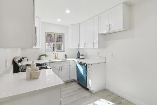 Detail Gallery Image 11 of 25 For 3535 Monroe Ave #5,  San Diego,  CA 92116 - 2 Beds | 2 Baths