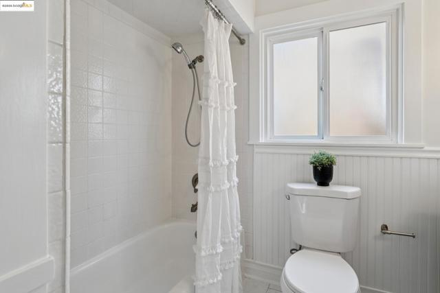 533 Lewis Ave, San Leandro CA: https://media.crmls.org/mediaz/17958941-1a73-4384-8d53-1901bd855b2a.jpg