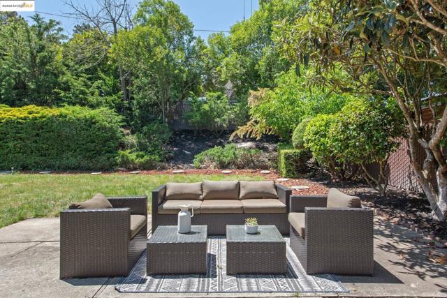 13185 Clairepointe Way, Oakland CA: https://media.crmls.org/mediaz/17966fda-6ada-4bff-8d54-7469f9bcde8b.jpg