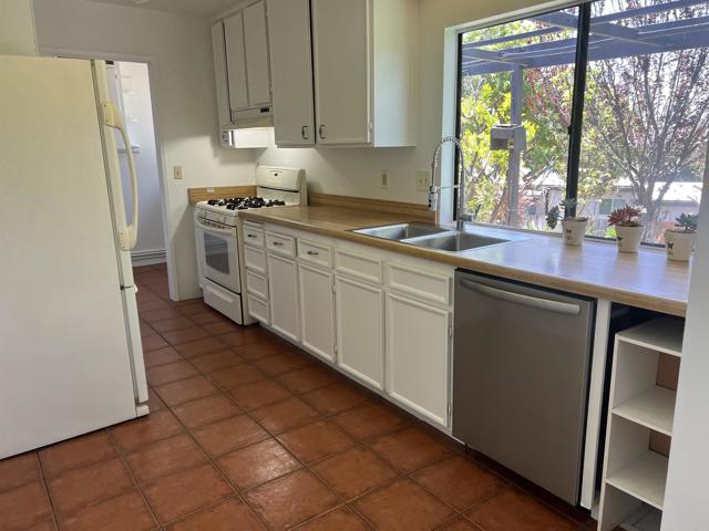 1404 Lombard Street, Vista CA: https://media.crmls.org/mediaz/1796e4e7-e1cb-4edb-8c4d-aa49a4118b29.jpg