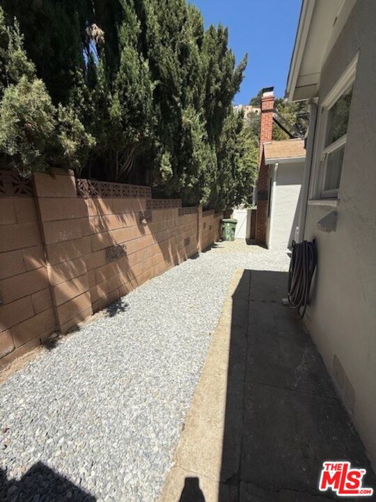 2515 Canyon Drive, Los Angeles CA: https://media.crmls.org/mediaz/179742f9-6037-4374-80af-b39c70ab826d.jpg