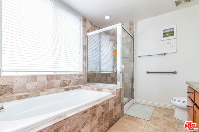 5132 Maplewood Avenue, Los Angeles CA: https://media.crmls.org/mediaz/179794ed-fc48-4593-87be-fd6433f9d7b2.jpg