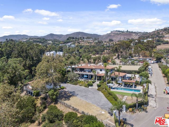 27355 Pacific Coast Highway, Malibu CA: https://media.crmls.org/mediaz/1797a46b-a6d8-4b46-9c43-67f70536de5f.jpg