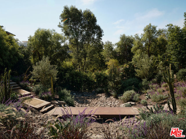 5637 Busch Drive, Malibu CA: https://media.crmls.org/mediaz/17987c03-6d3f-4f08-9169-c18fba327378.jpg