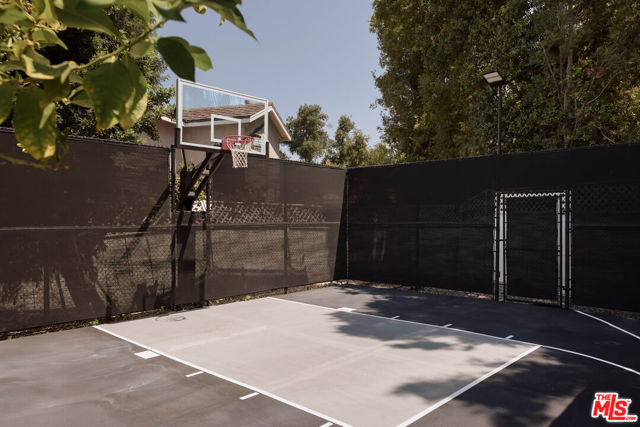 4634 White Oak Avenue, Encino CA: https://media.crmls.org/mediaz/179a60f0-bbeb-4dc6-9585-afcb6e376fcb.jpg
