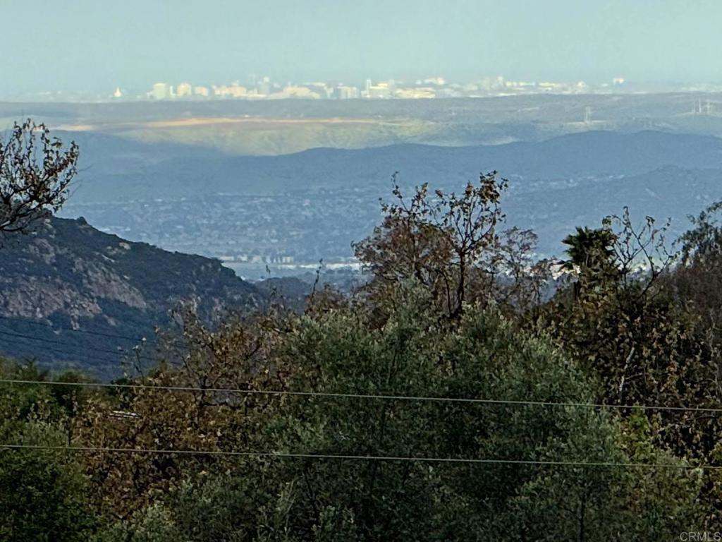 https://media.crmls.org/mediaz/179bf514-131b-483e-8b1b-252baf473e5c.jpg?preset=X-Large