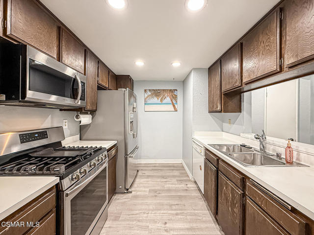 2098 Covington Avenue, Simi Valley CA: https://media.crmls.org/mediaz/179c9a96-c098-46dd-bb71-0d6f3dedacef.jpg