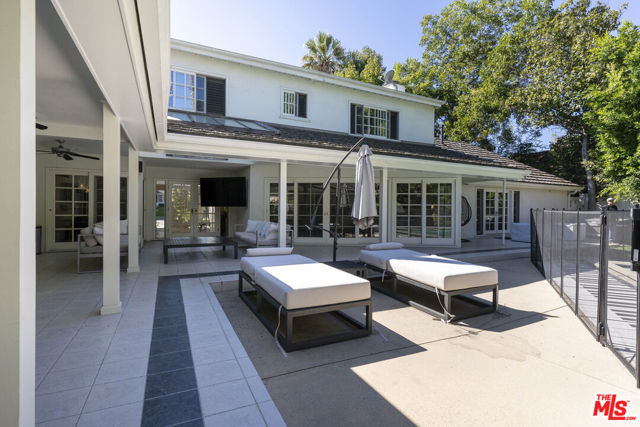 15405 Valley Vista Boulevard, Sherman Oaks CA: https://media.crmls.org/mediaz/179d7fca-4f76-4764-a090-95645206f22d.jpg