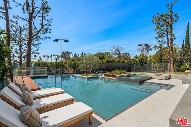 1005 Elden Way, Beverly Hills CA: https://media.crmls.org/mediaz/179e79df-b6cd-461b-be6d-a8799a964864.jpg