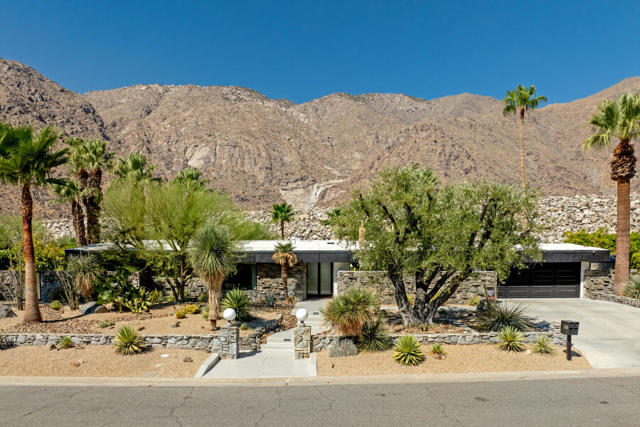 783 N Rose Avenue, Palm Springs CA: https://media.crmls.org/mediaz/179f6491-0295-4198-ae60-21a13067adf8.jpg