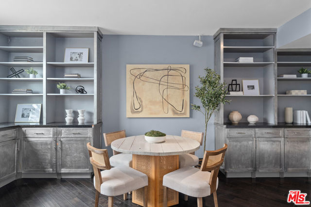 4424 Whitsett Avenue, Studio City CA: https://media.crmls.org/mediaz/179fdc58-e932-4352-b0f4-cdf209b8b7aa.jpg