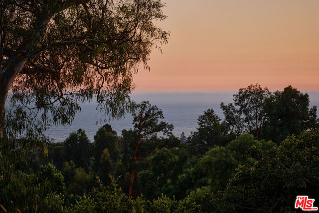 5637 Busch Drive, Malibu CA: https://media.crmls.org/mediaz/179feba8-78bf-4339-8134-fb7235c667d5.jpg