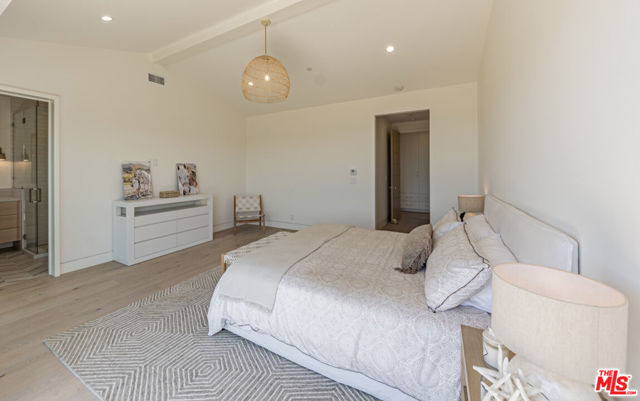 29958 Harvester Road, Malibu CA: https://media.crmls.org/mediaz/17a1e2d8-2cc7-4c0c-a8d9-cffc3f0d1cb6.jpg