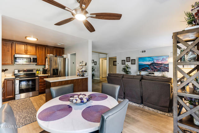 348 Chestnut Hill Court, Thousand Oaks CA: https://media.crmls.org/mediaz/17a25cef-cb25-4d2b-bf75-a76328bc9efa.jpg