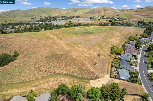 5571 Sepulveda Ct, Concord CA: https://media.crmls.org/mediaz/17a28559-e1d3-4177-b3c9-644f0f81f180.jpg