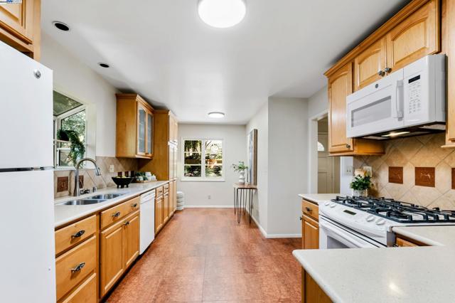 2593 El Caminito, Oakland CA: https://media.crmls.org/mediaz/17a34000-a301-43c0-bd78-b8d012d2dad1.jpg