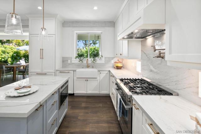 552 G Avenue, Coronado CA: https://media.crmls.org/mediaz/17a36a89-9cf9-4bb6-ae49-68d0210871cc.jpg