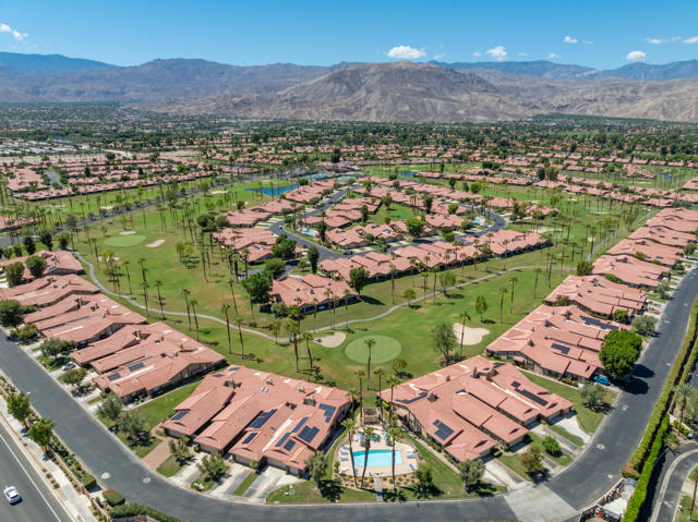 81 Camino Arroyo Place, Palm Desert CA: https://media.crmls.org/mediaz/17a398e8-5498-41b7-acd9-de08a7b7d496.jpg