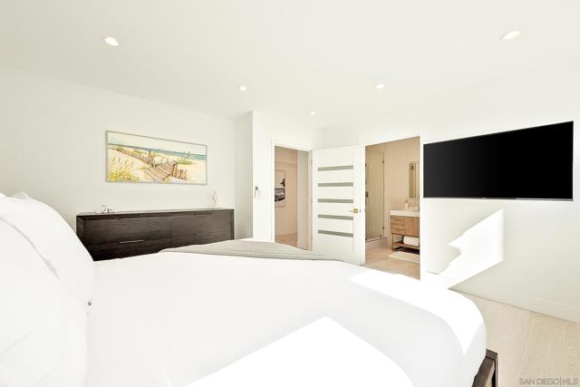 303 Sea Lane, La Jolla CA: https://media.crmls.org/mediaz/17a3a088-709c-4f28-a913-a5cbd5c29c94.jpg