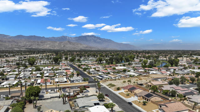 42570 Stephani Circle, Palm Desert CA: https://media.crmls.org/mediaz/17a3a8b9-a2a1-4d2a-976b-25a9f9add6eb.jpg