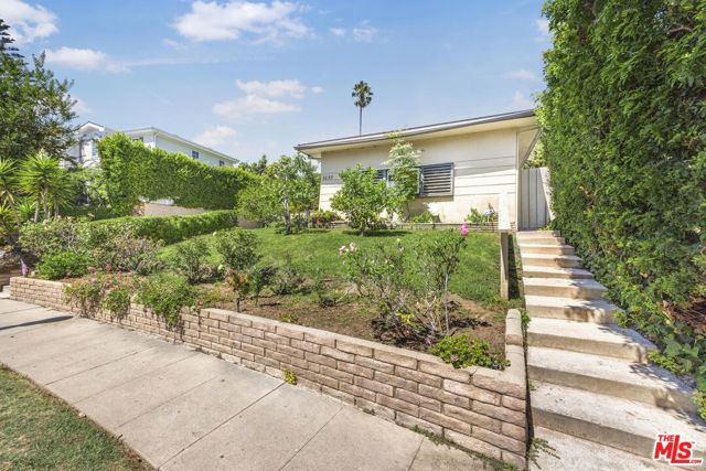 3133 Barbydell Drive, Los Angeles CA: https://media.crmls.org/mediaz/17a3ed16-6983-44cc-999a-c6dedaf7c245.jpg