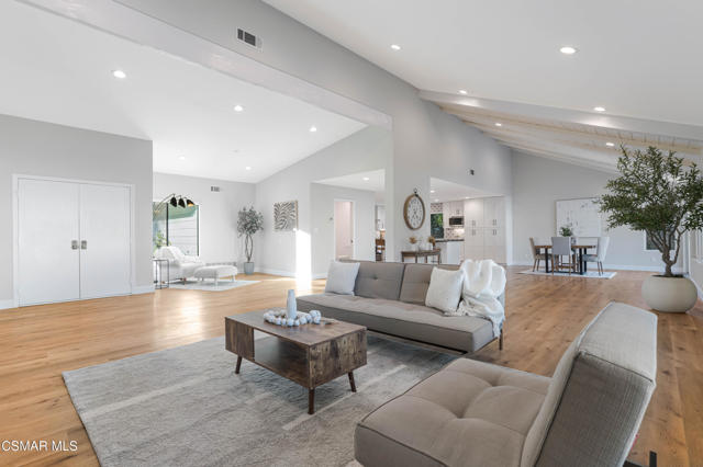 568 Bristol Avenue, Simi Valley CA: https://media.crmls.org/mediaz/17a40f17-22e6-4251-9d5f-f298e23e9d0c.jpg
