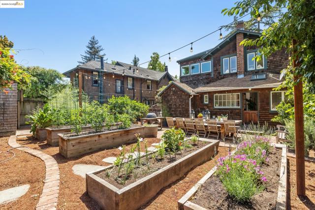 3019 Benvenue Ave, Berkeley CA: https://media.crmls.org/mediaz/17a4ed16-df11-4db0-bb2a-64137d806927.jpg