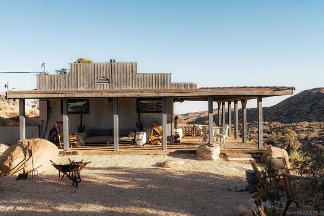 48311 Burns Canyon Rd, Pioneertown CA: https://media.crmls.org/mediaz/17a58440-d987-454b-b5c3-475d829fdc91.jpg