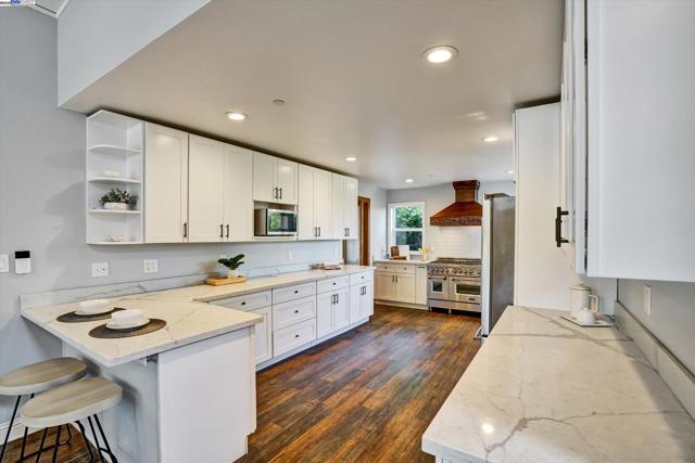 588 E Angela St, Pleasanton CA: https://media.crmls.org/mediaz/17a66be5-bdf6-4091-aed0-4faf6a2a596e.jpg