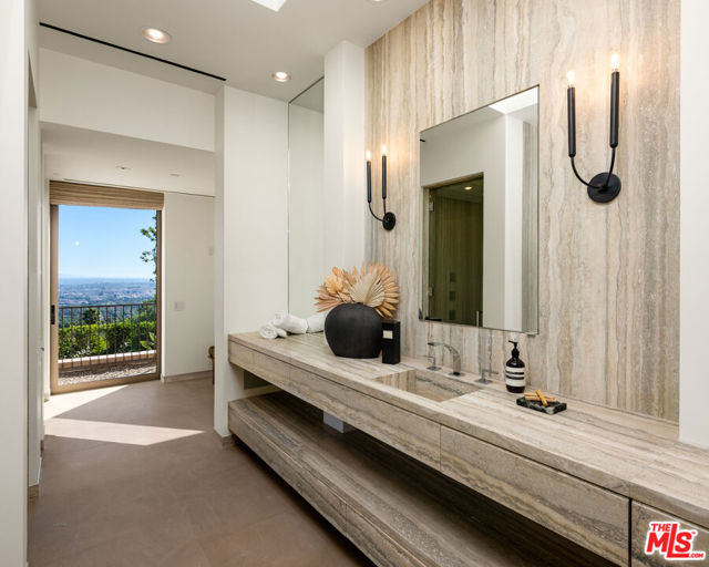 1016 N Hillcrest Road, Beverly Hills CA: https://media.crmls.org/mediaz/17a6fda0-2333-4946-bcb1-f65e28087aa0.jpg