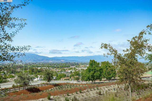 3077 Valley Of Hearts Del Pl, San Jose CA: https://media.crmls.org/mediaz/17a926b2-c492-416e-9d20-67ec1b323a5f.jpg