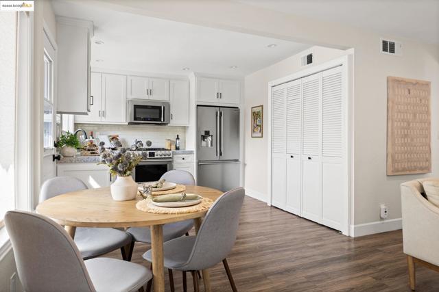 1515 Schenone Ct, Concord CA: https://media.crmls.org/mediaz/17a99709-db22-444c-91ae-c21631d1d512.jpg