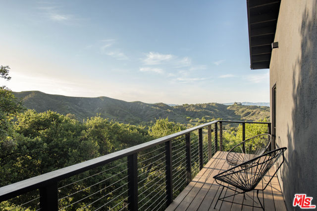 21960 Cereza Way, Topanga CA: https://media.crmls.org/mediaz/17a998b2-61cb-4eb3-8884-8d7331bd2e35.jpg