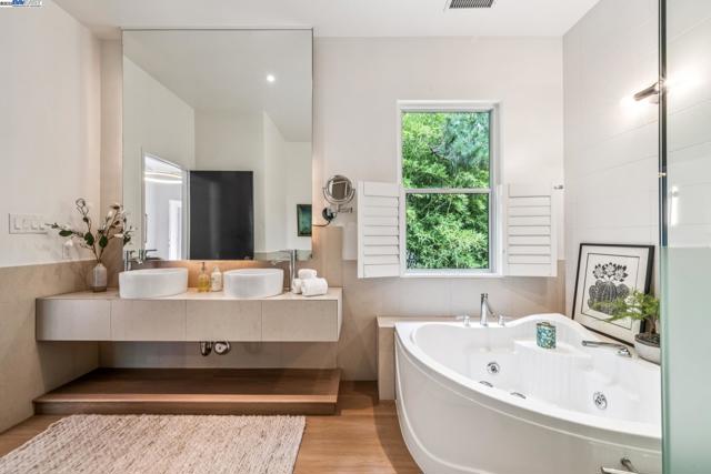 2005 TUNNEL RD, Oakland CA: https://media.crmls.org/mediaz/17abbde6-4c36-4830-8a43-b9c823772d29.jpg