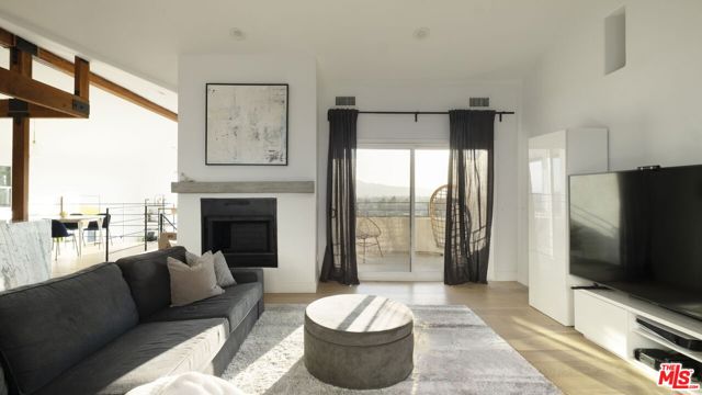 1320 Romulus Drive, Glendale CA: https://media.crmls.org/mediaz/17ac2a83-373c-4692-9e1f-a2a83ed7656f.jpg