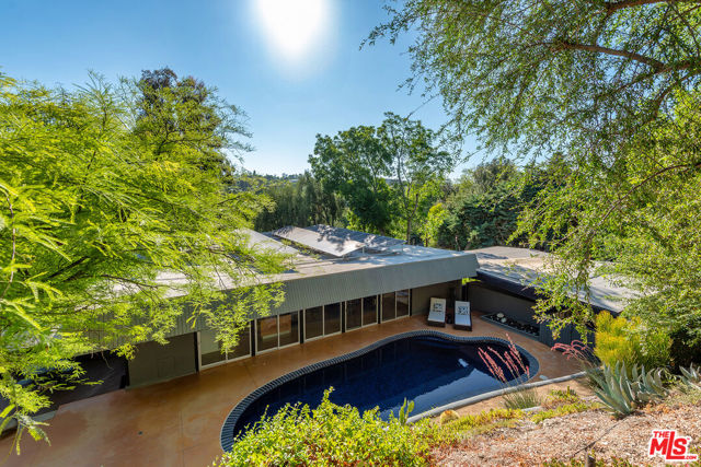 4944 Hood Drive, Woodland Hills CA: https://media.crmls.org/mediaz/17ac667f-08c1-4e8f-8ba8-635411936445.jpg