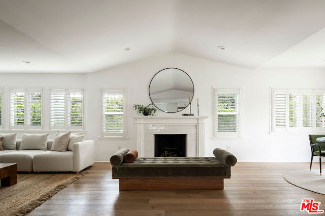 162 S Lucerne Boulevard, Los Angeles CA: https://media.crmls.org/mediaz/17ac79a1-f24c-432c-b6c5-9baaa7add18a.jpg