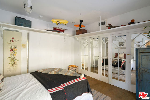 2020 Coldwater Canyon Drive, Beverly Hills CA: https://media.crmls.org/mediaz/17acbb21-73ee-4df6-ac00-47c3419aed36.jpg