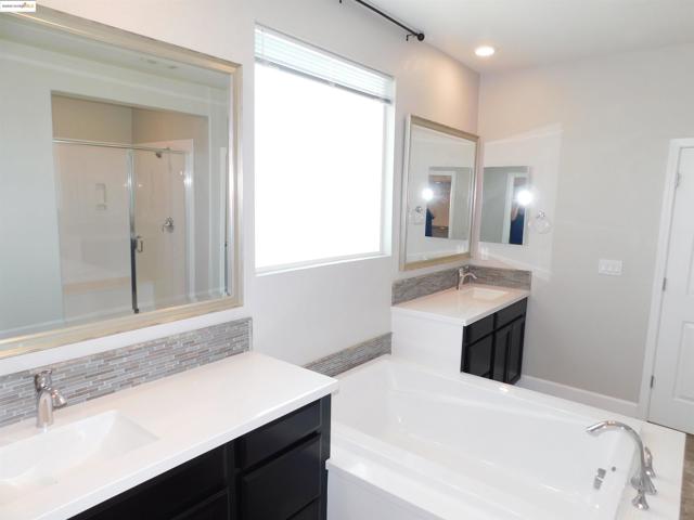 1090 Lavender St, Manteca CA: https://media.crmls.org/mediaz/17acc1e3-f75b-416f-8b43-71008dfc259a.jpg