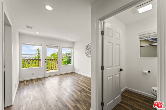 11621 Sunshine Terrace, Studio City CA: https://media.crmls.org/mediaz/17acdfaf-d4ac-4466-a187-23f01b853430.jpg