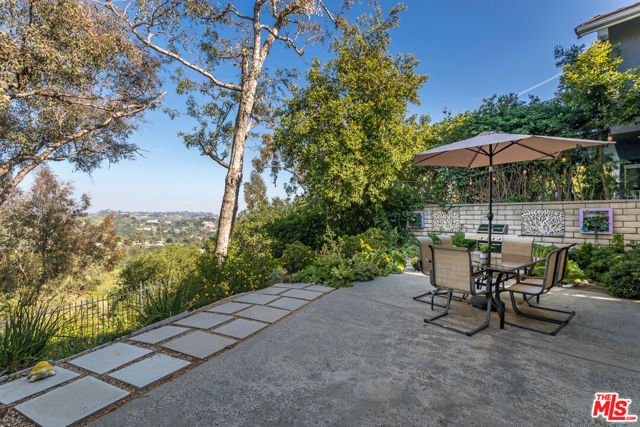 2870 Angelo Drive, Los Angeles CA: https://media.crmls.org/mediaz/17addff5-e9c0-4094-8b6a-6291dd360e15.jpg