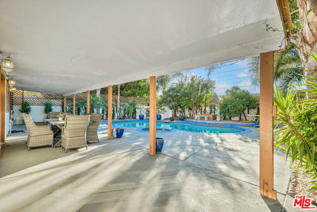 8333 Topeka Drive, Northridge CA: https://media.crmls.org/mediaz/17ae0d16-c839-4ef9-89fb-f769680d89aa.jpg