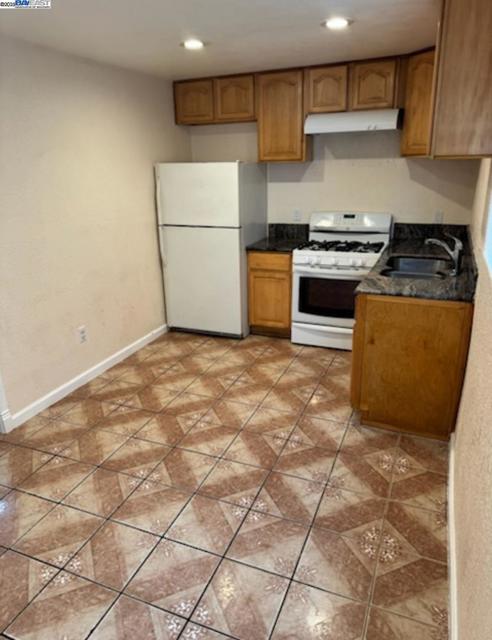 1530 40th Ave, Oakland CA: https://media.crmls.org/mediaz/17af7cde-94b7-4103-bf06-1d8fff6bb843.jpg